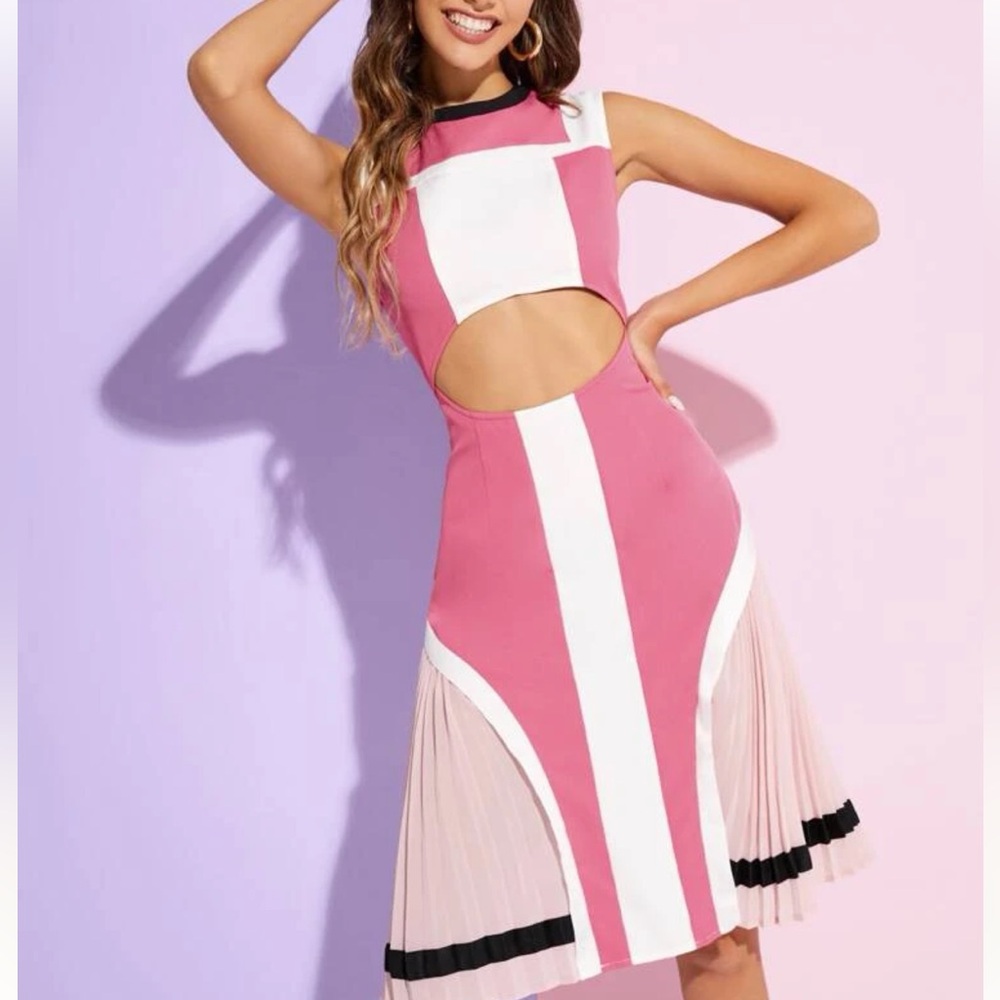 Trendy dress with cutout, pleats